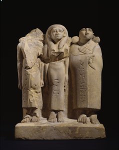 3 आंकड़े के समूह प्रतिमा, देर से 12 वीं राजवंश - प्रारंभिक 13 वीं राजवंश, c.1800-1700 ईसा पूर्व (लाल und काले रंग के निशान के साथ नक्काशीदार पीले बलुआ पत्थर)